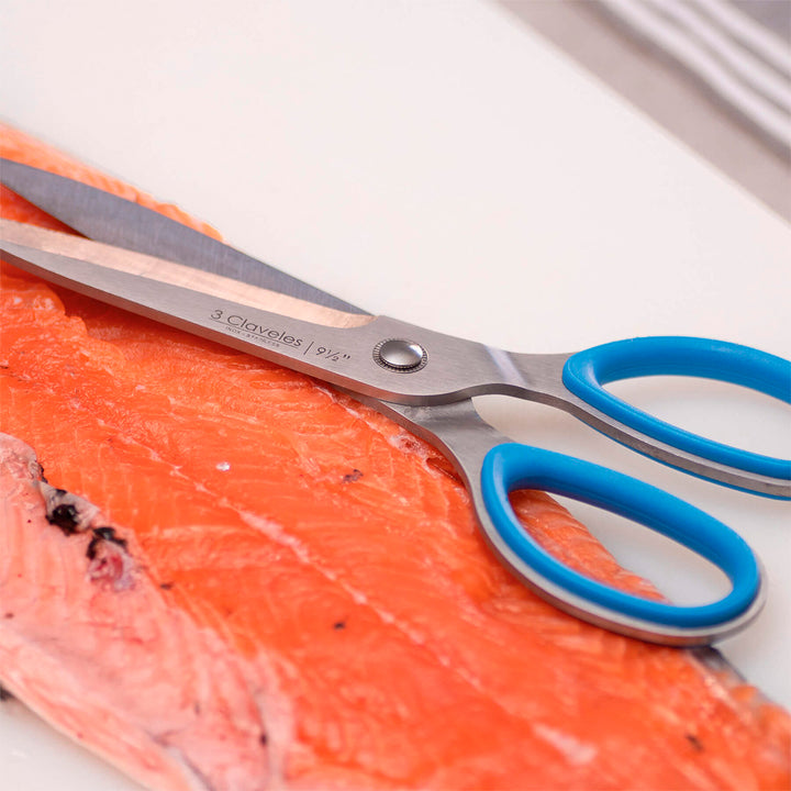 3 Claveles - Tijera Pescado Ergonómica Profesional Micro Dentada de 9.5" 24 cm. Acero Inox.