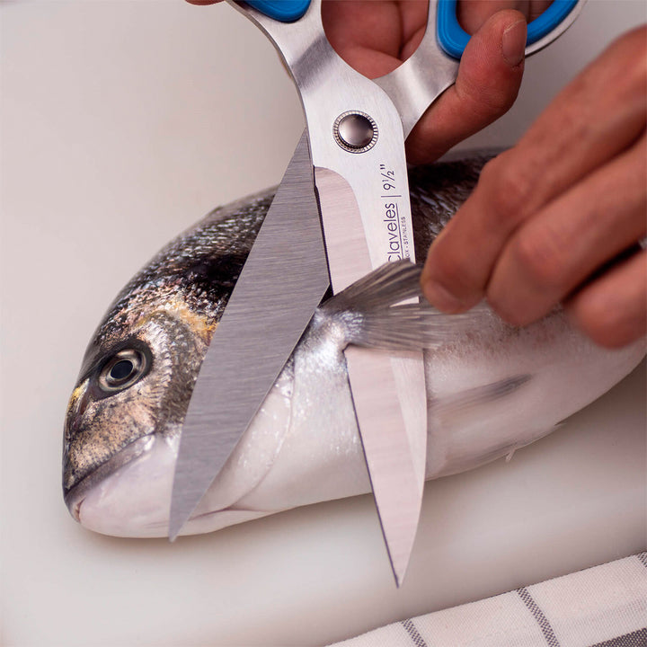3 Claveles - Tijera Pescado Ergonómica Profesional Micro Dentada de 9.5" 24 cm. Acero Inox.