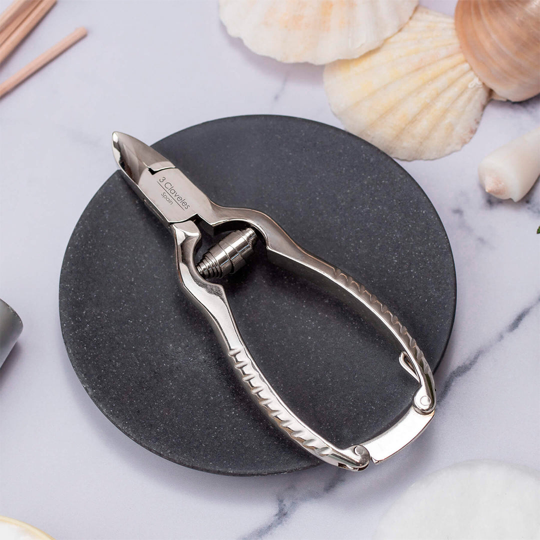 3 Claveles - Alicate de Uñas Americano Curvo 11.5 cm. Acero al Carbono Forjado en Caliente