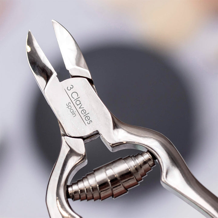 3 Claveles - Alicate de Uñas Americano Curvo 11.5 cm. Acero al Carbono Forjado en Caliente