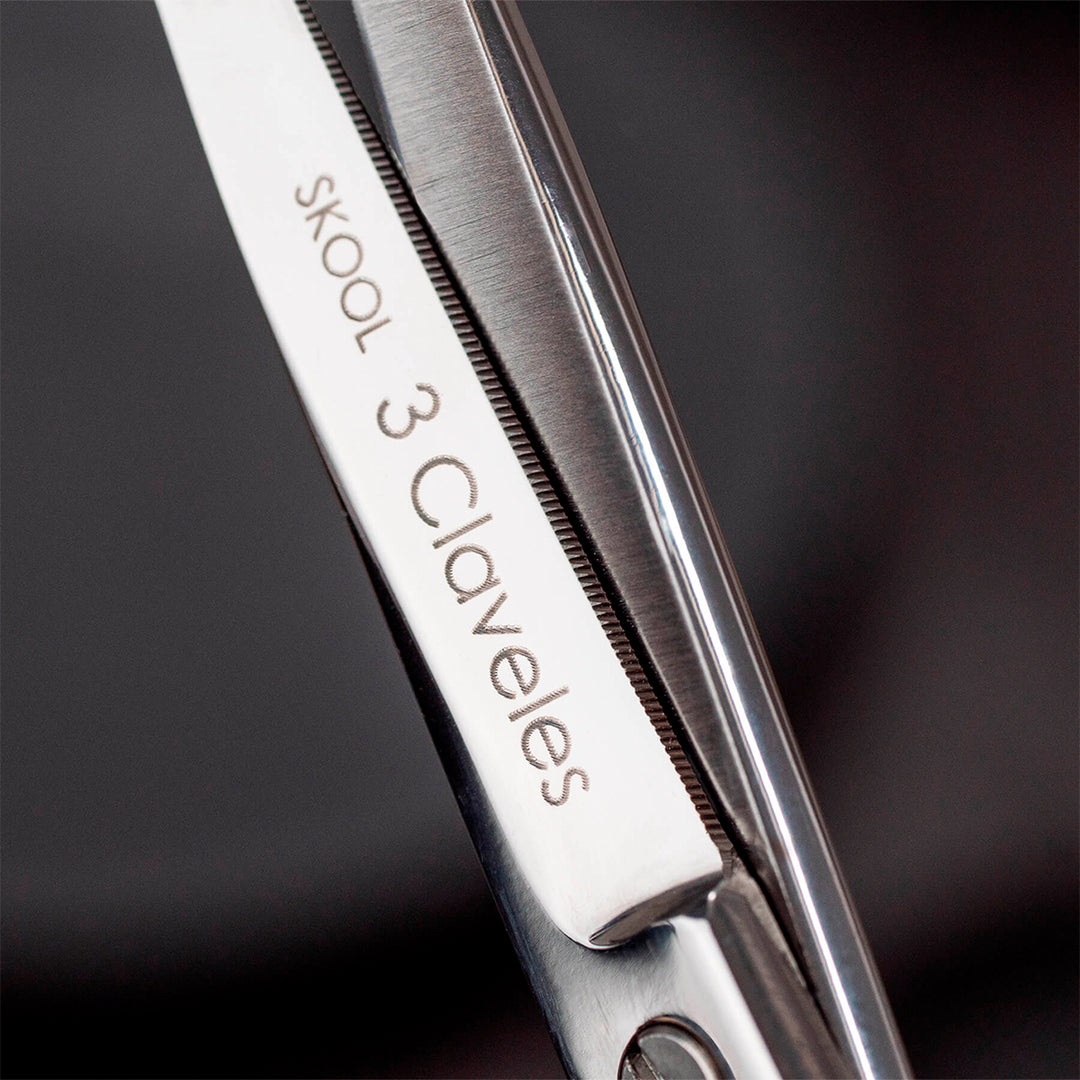 3 Claveles Skool - Tijera Profesional Peluquero 5.5" Filo Microdentado Acero Forjado en Caliente