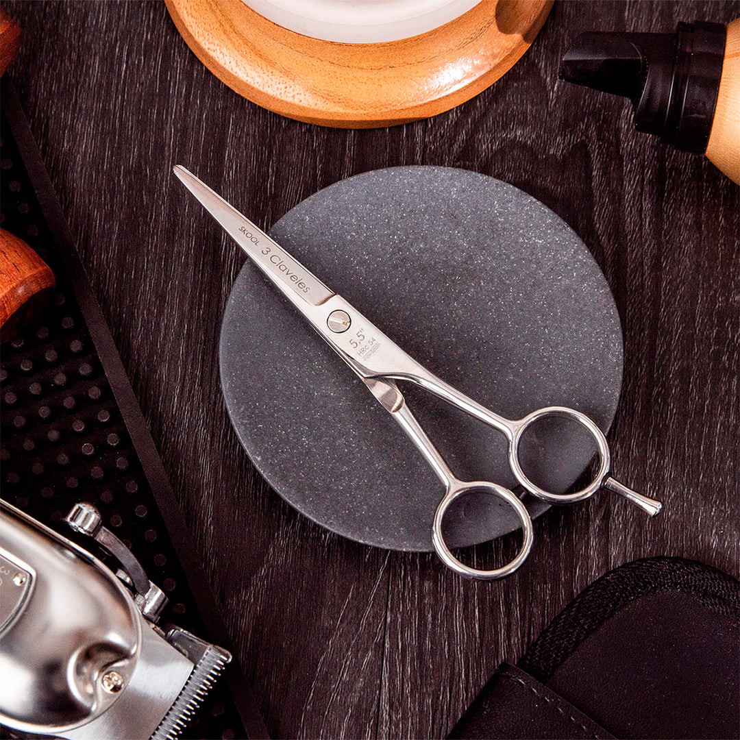 3 Claveles Skool - Tijera Profesional Peluquero 5.5" Filo Microdentado Acero Forjado en Caliente