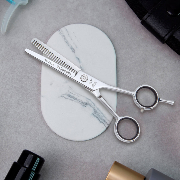 3 Claveles Air - Tijera Profesional Peluquero 5.5" Esculpir ES 24 Acero Forjado en Caliente