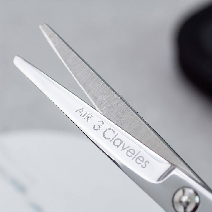 3 Claveles Air - Tijera Profesional Peluquero 6" Acero Inox. Filo Suave Forjado en Caliente