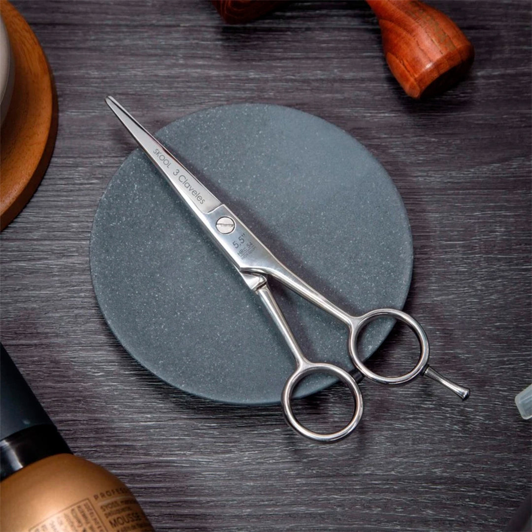 3 Claveles Skool - Tijera Profesional Peluquero 5.5" Acero Inox. Filo Suave Forjado en Caliente