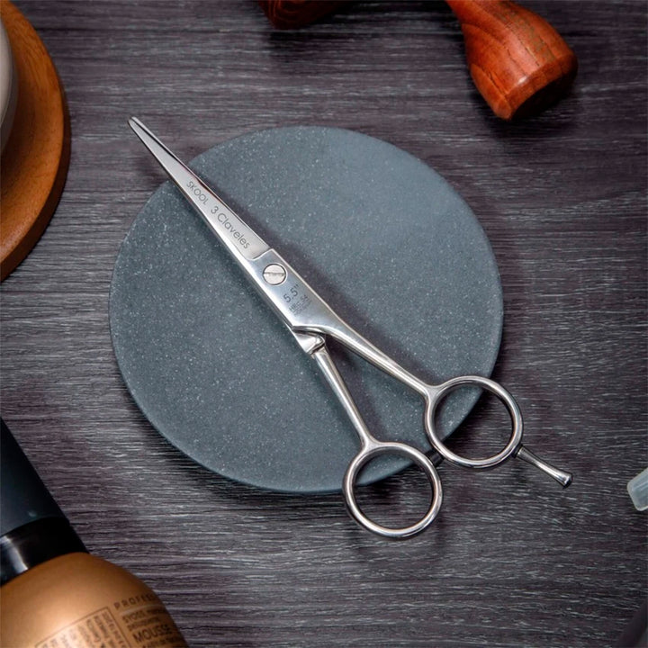 3 Claveles Skool - Tijera Profesional Peluquero 5.5" Acero Inox. Filo Suave Forjado en Caliente