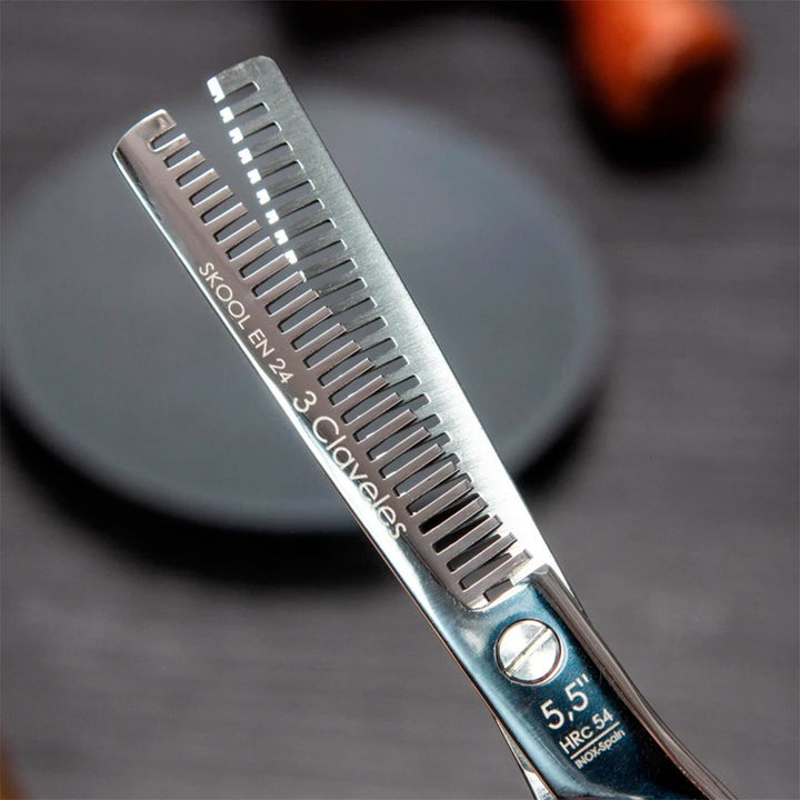 3 Claveles Skool - Tijera Profesional Peluquero 5.5" Entresacar EN 24 Filo Suave Acero Forjado en Caliente