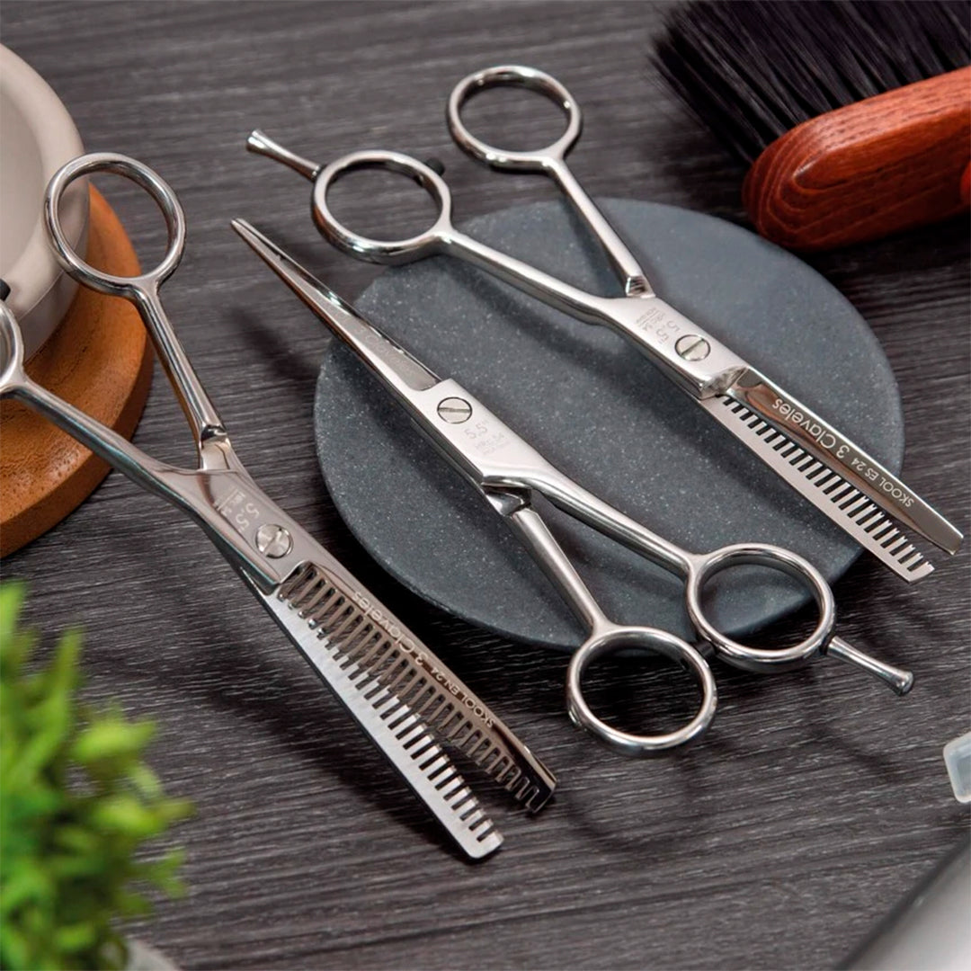 3 Claveles Skool - Tijera Profesional Peluquero 5.5" Acero Inox. Filo Suave Forjado en Caliente