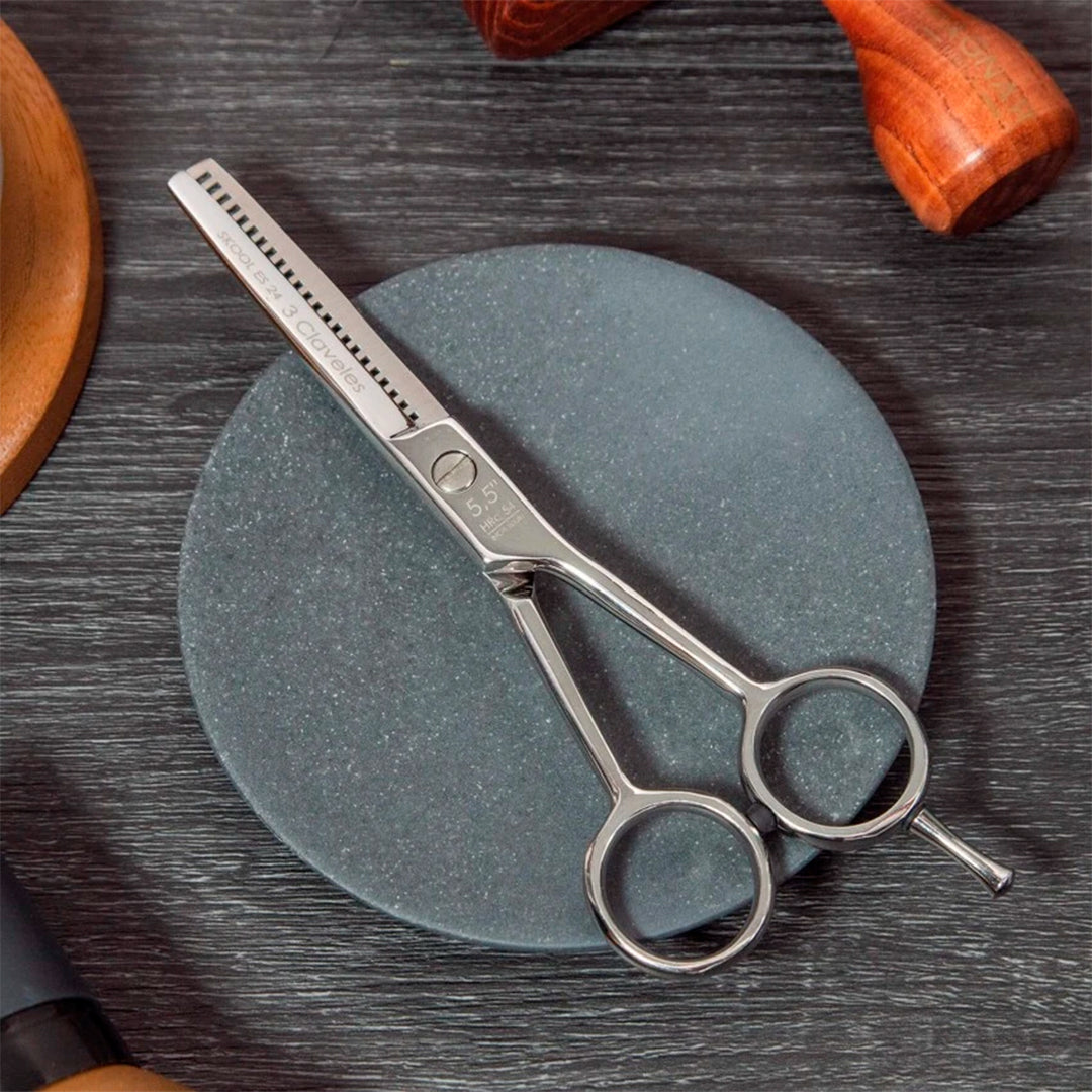 3 Claveles Skool - Tijera Profesional Peluquero 5.5" Esculpir ES 24 Filo Suave Acero Forjado en Caliente