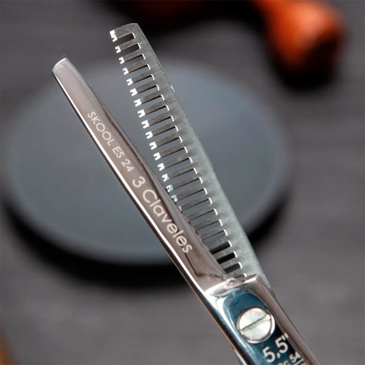 3 Claveles Skool - Tijera Profesional Peluquero 5.5" Esculpir ES 24 Filo Suave Acero Forjado en Caliente