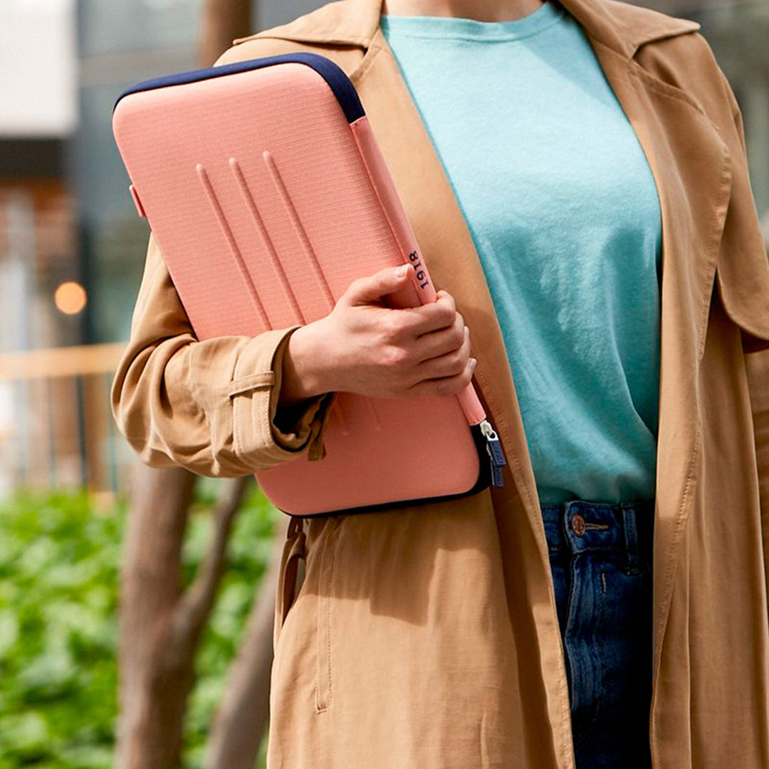 MILAN 1918 -  Funda para Portátil Semirrígida con Interior Aterciopelado. Rosa
