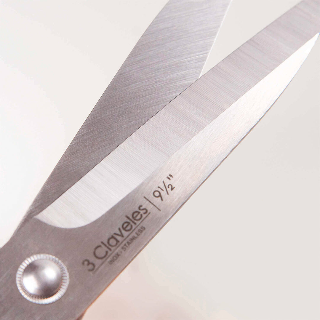 3 Claveles - Tijera Pescado Ergonómica Zurdos Prof. Micro Dentada de 9.5" 24 cm. Acero Inox.