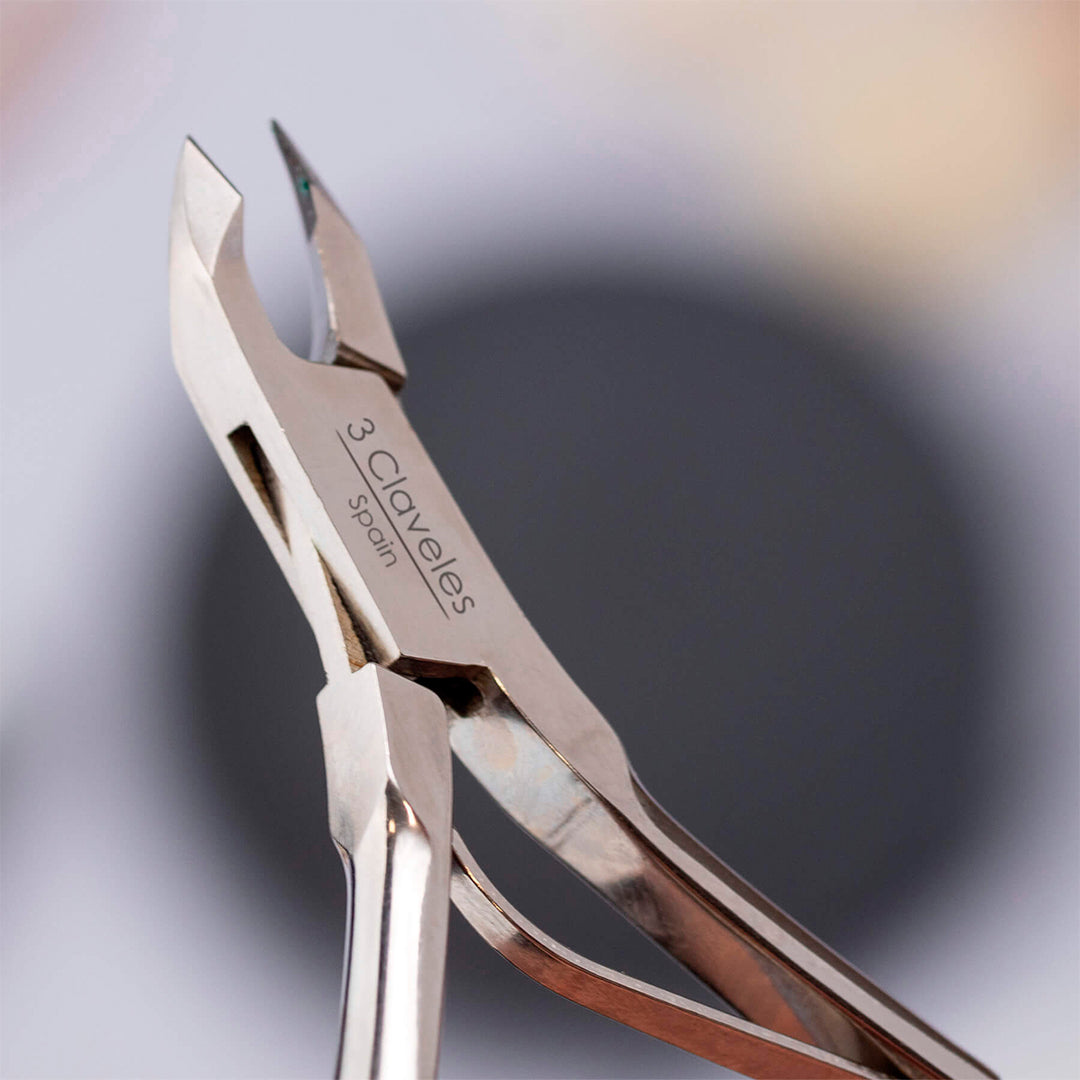 3 Claveles - Alicate para Cutículas 10 cm. Acero al Carbono Forjado en Caliente