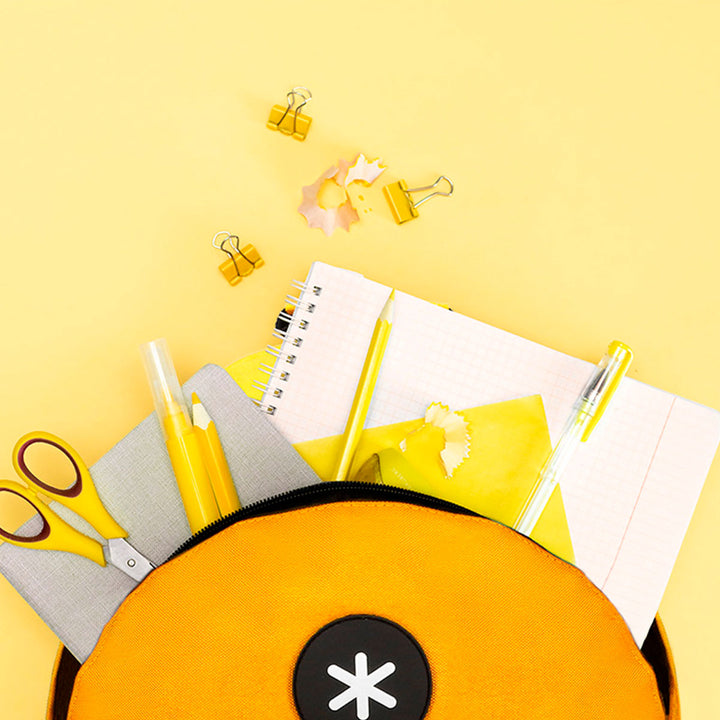 ANTARTIK - Mochila Escolar con Asas Acolchadas y Bolsillo Exterior. Mostaza