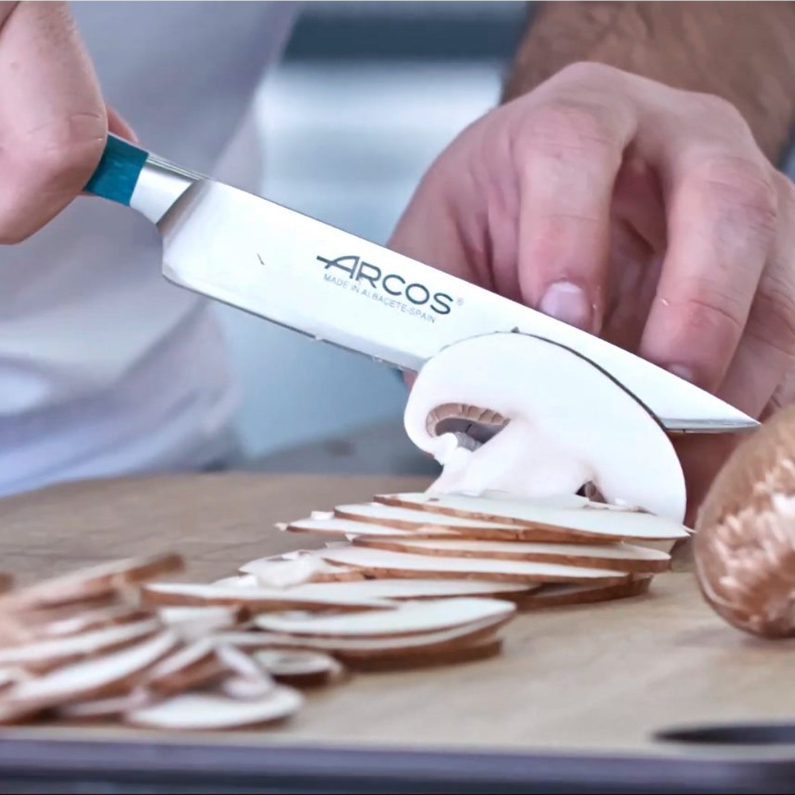Arcos on X: Nuestros cuchillos están preparados para la temporada de  #calabazas 🧡 Cocinero Brooklyn -  Cocienro  Manhattan -  #FiloSeda #CuchillosArcos #Knife  #pumpkin #otono  / X