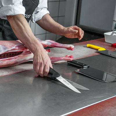 ARCOS Serie 2900 - Cuchillo Profesional Carnicero Recto 20 cm Acero NITRUM. Rojo